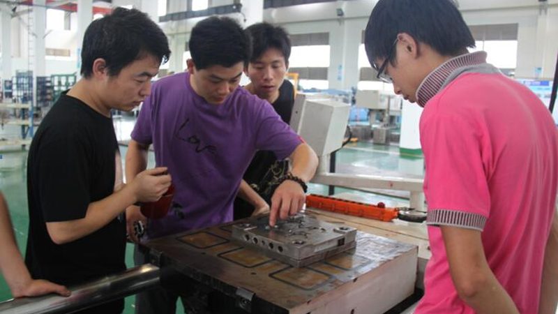 高精度吸塑模具定制：关键参数解析与选型逻辑